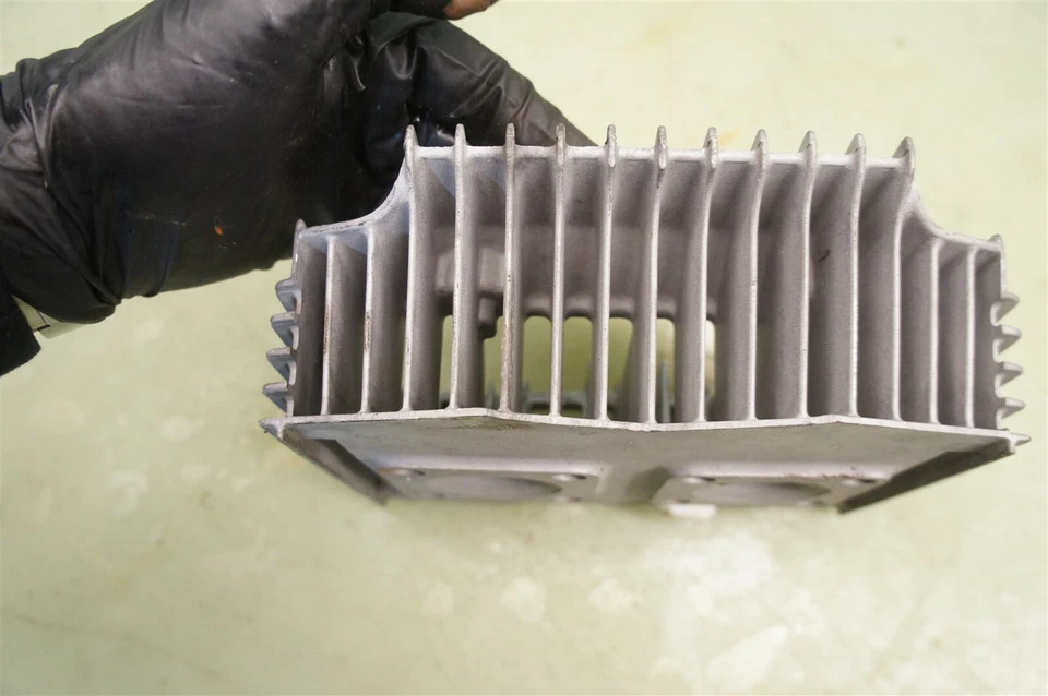 Подлинная головка блока цилиндров Suzuki GT185 новая из старых запасов? GT 185 11111-36100 *2525 - Изображение 2 из 4