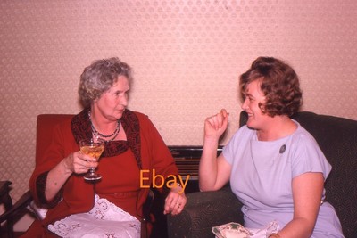 35 mm Dia - Zwei Frauen trinken Wein und plaudern im Wohnzimmer, 1963
