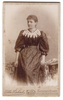 Fotografie Otto Liebert, Holzminden, Frau im eleganten Kleid CDV /Kabinett-Foto