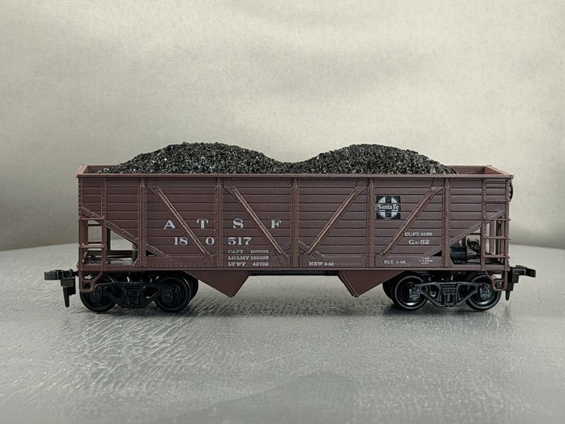 Athearn - Santa Fe - 34' C/S Twin Hopper w/Load + Wgt # 180517