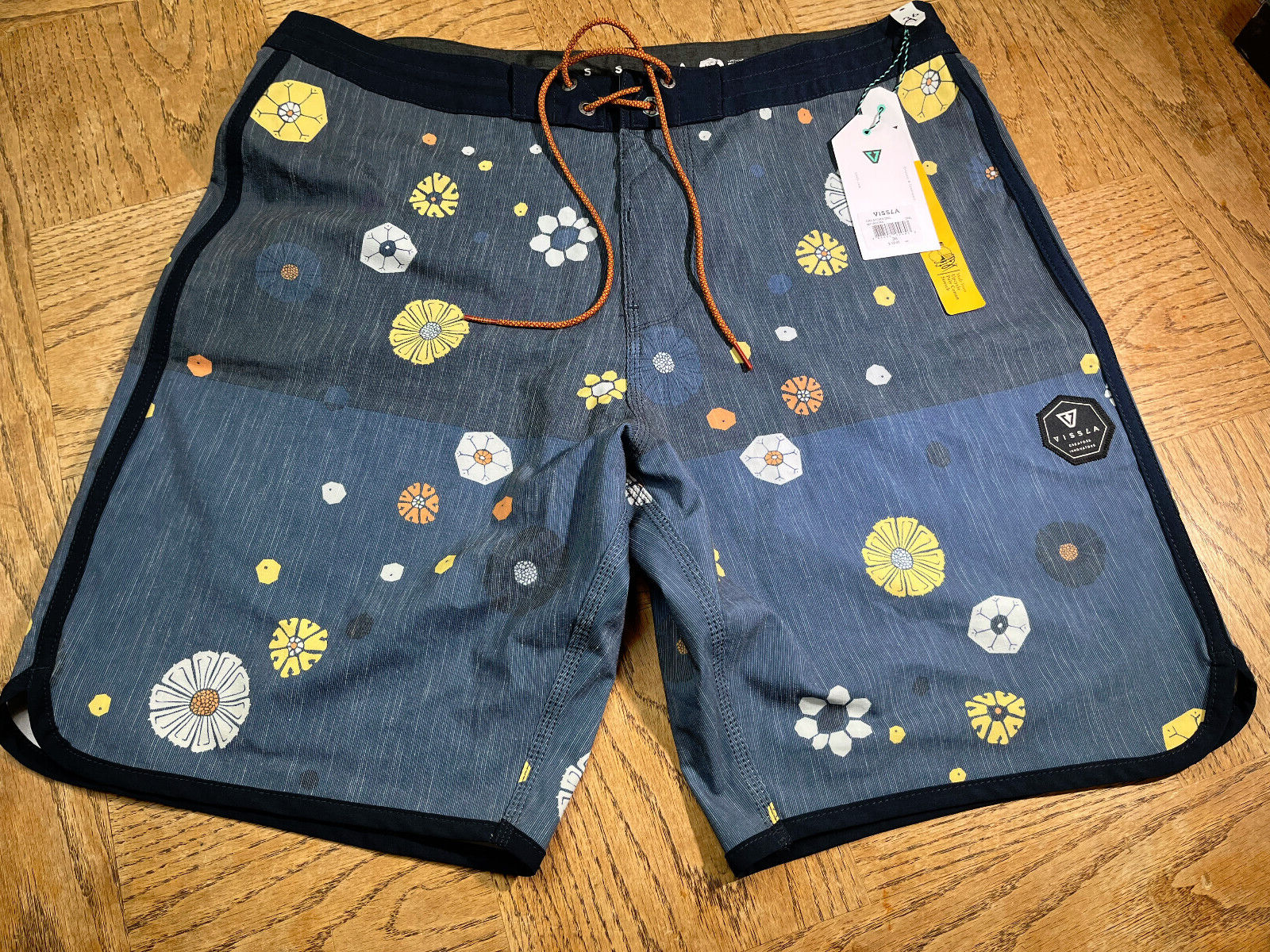 VISSLA Mens Upcycle Gray Flower Board Shorts Surf Swim Quick Dry 36 NWT $60