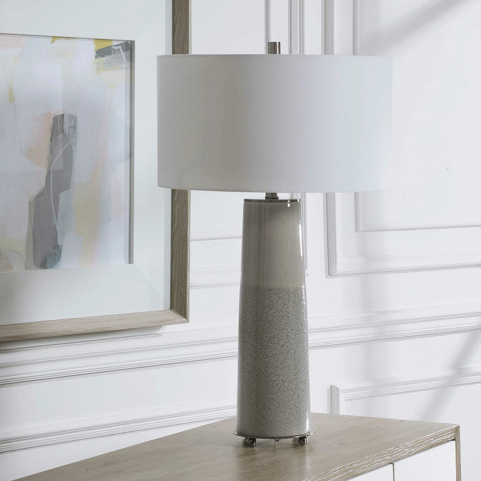 Elegante Lámpara de Mesa Contemporánea Columna Gris Claro Cerámica Dos Tonos Brillo Texturizado Foto 3 de 4