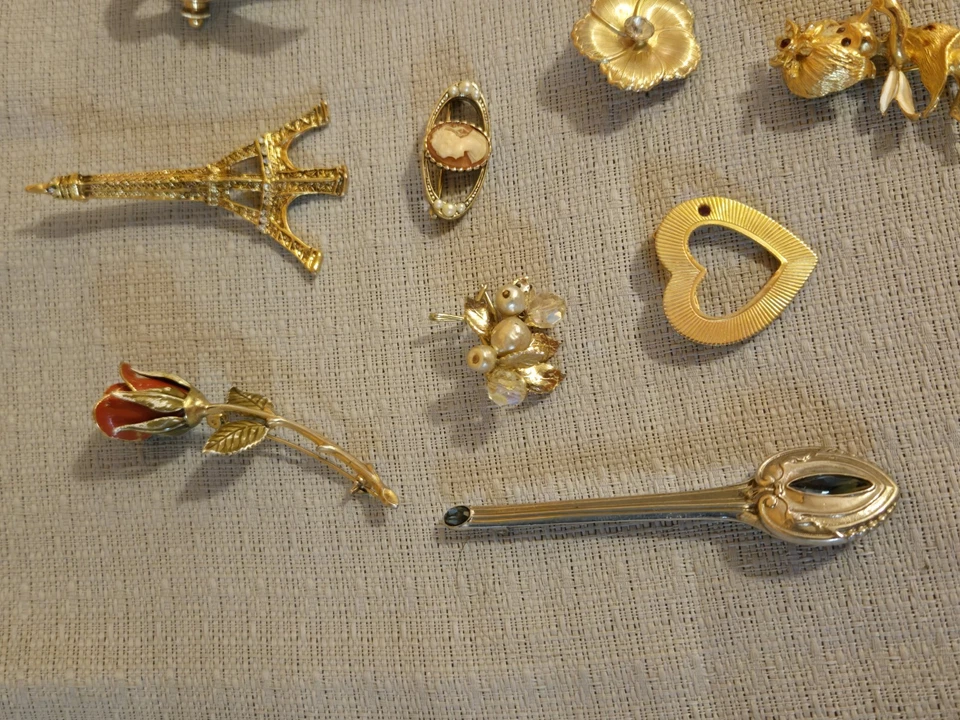  Broches prendedores vintage 31 piezas surtidos ángeles, flores color mutli tal cual Foto 2 de 4