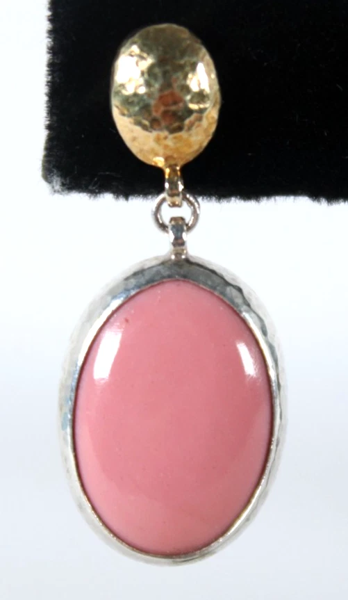 Pendientes colgantes de coral de plata de ley martillada y oro amarillo de 24 quilates GURHAN Foto 2 de 4