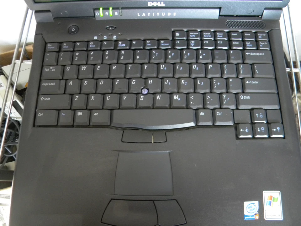 Dell Latitude C840 15" P4 1.60GHz 256MB RAM 40GB HDD DB9/Paralelo GEFORCE4GO CDR Foto 2 de 4