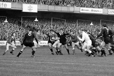 Wales Delme Thomas Tries To Evade New Zealands 1972 Old Rugby Photo