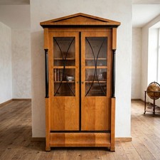 28297 Vitrine Geschirrschrank Biedermeier 1820 Kirschbaum furniert Antik