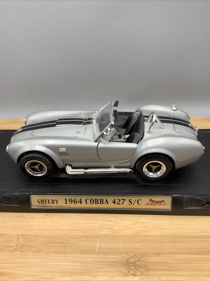 Modelo de coche fundido a presión Shelby Cobra 427 1964 1/8. Gris. Usado. Foto 2 de 4
