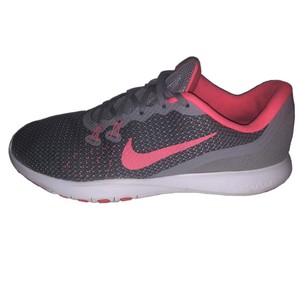 nike training flex trainers in grey and pink