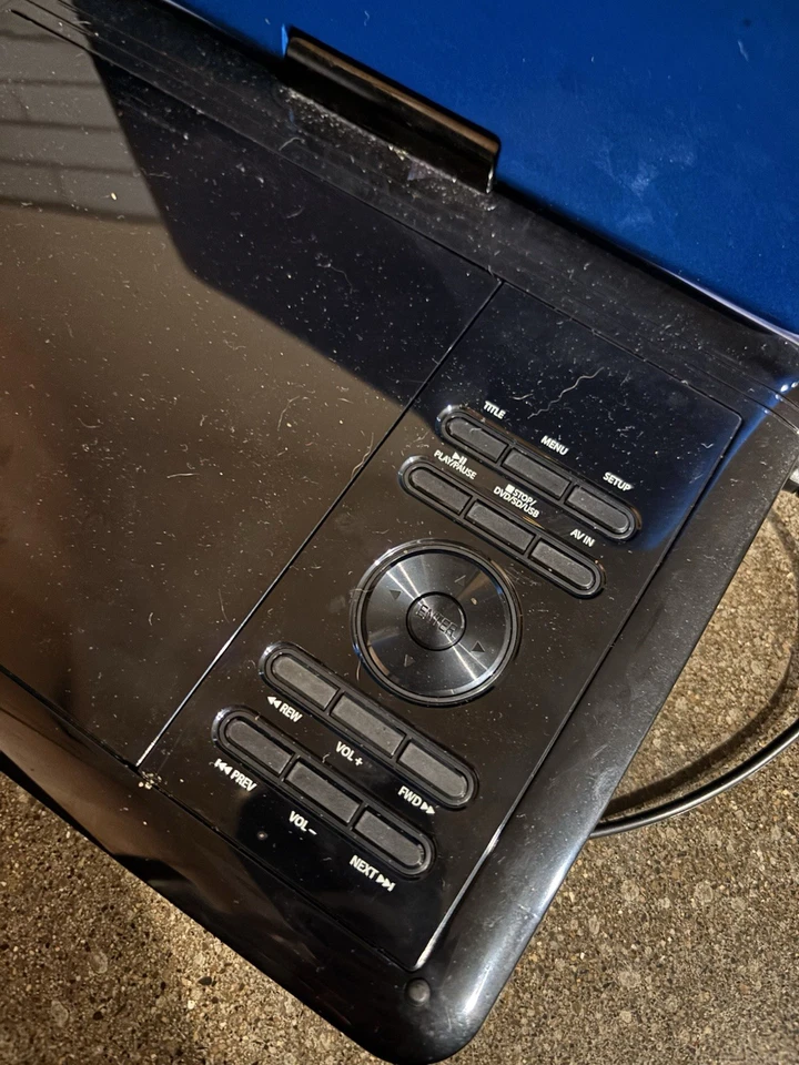 Reproductor de DVD portátil GPX con pantalla giratoria y adaptador de corriente Foto 2 de 4