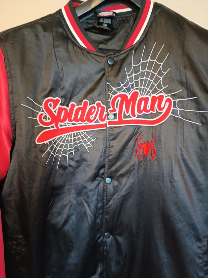 Chaqueta Universitaria Marvel Spider-Man BoxLunch Miles Morales Satén Para Hombre Talla 2X Usada en Excelente Condición Foto 2 de 4