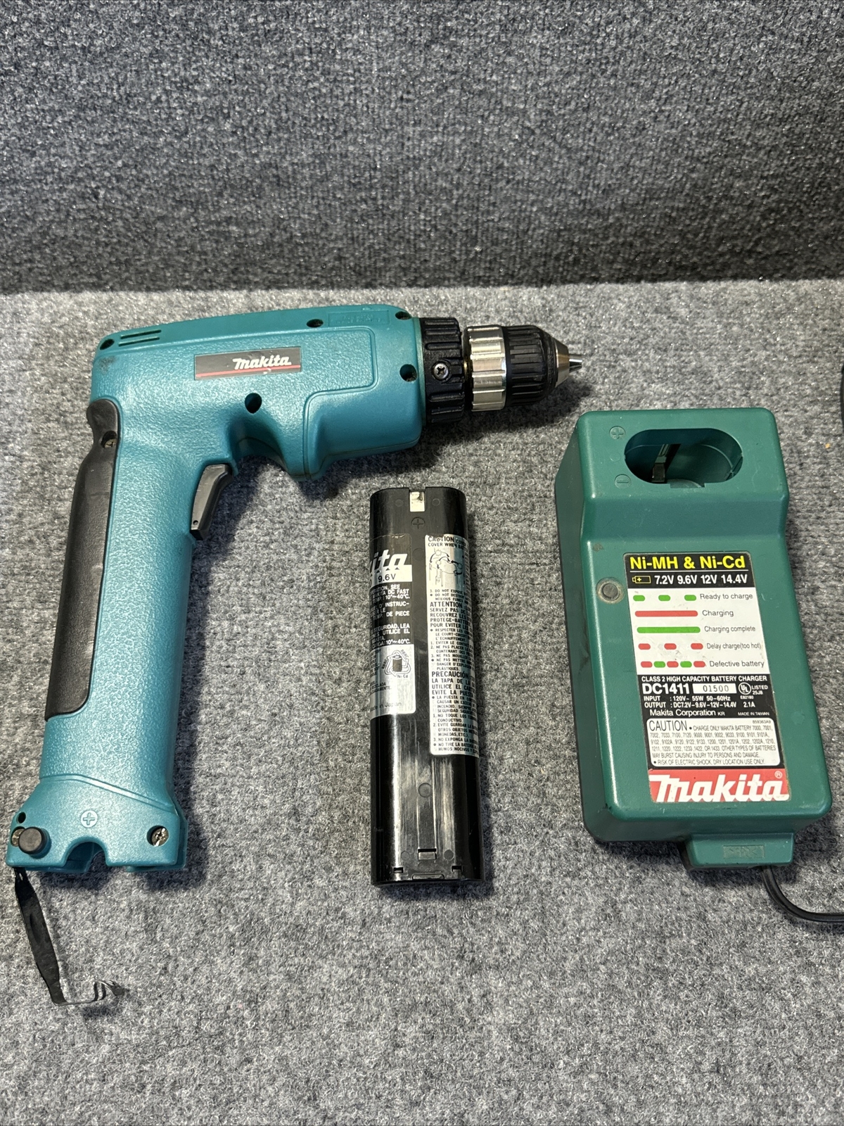 Makita 6095D Drill w/ Battery Charger and 9.6 Volt Battery Tested
