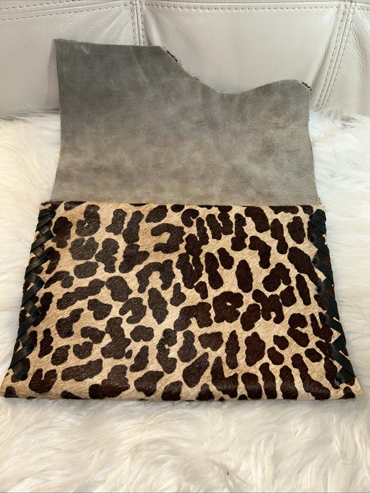 Bolso clutch hecho a mano de piel de vaca real de leopardo con adornos de cristal Foto 3 de 4
