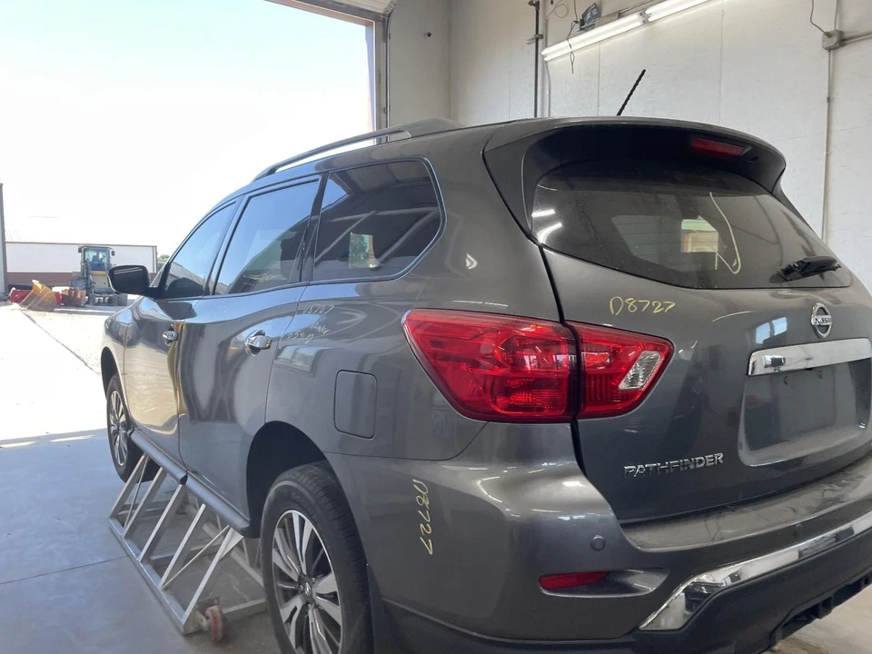 Luz de direção usada serve: 2017 Nissan Pathfinder para-choque de neblina montado à direita e - Imagem 3 de 4