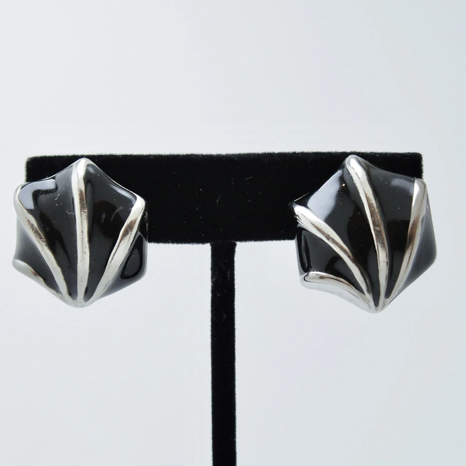 Unique Black Enamel Shell Silver Tone Clip On Vintage Earring Jewelry E99