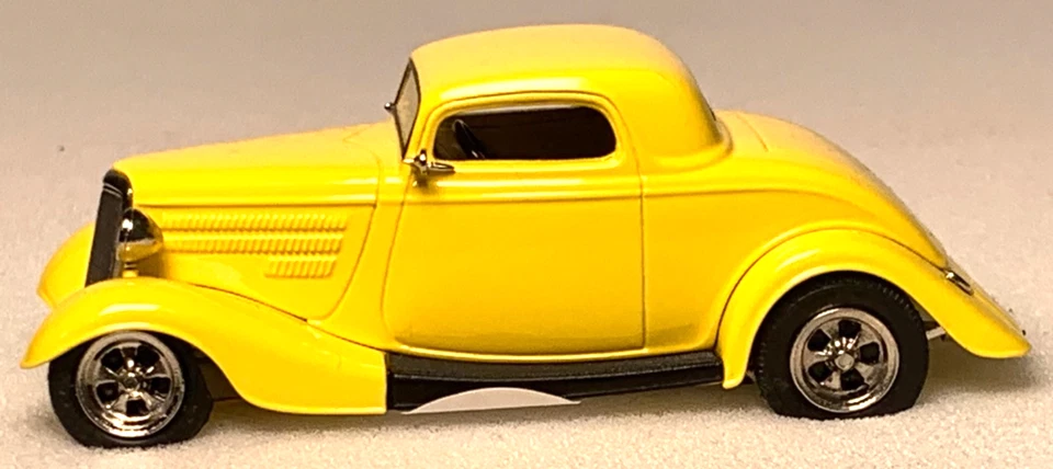 Design Studio 1934 Ford Hot Rod Yellow scale 1:43 INV# 4655 - Image 3 of 4