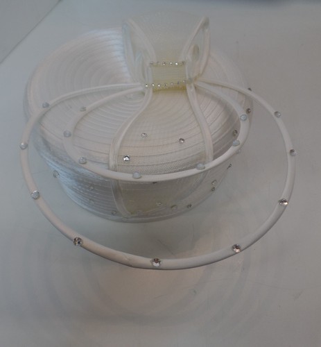 Franccesca Bellini White Poly Fascinator Hat W Bling OSFM Excellent Condition - Picture 7 of 12