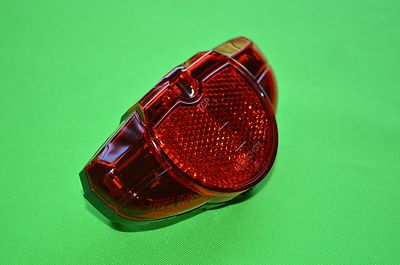 Gazelle AXA Spark Gepäckträger Rücklicht Lochabstand 80mm - 50mm moglich.