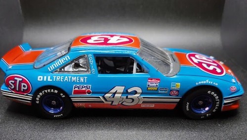Richard Petty #43 STP The Franklin Mint 1:24 1992 Pontiac Grand Prix NIB - Picture 2 of 4