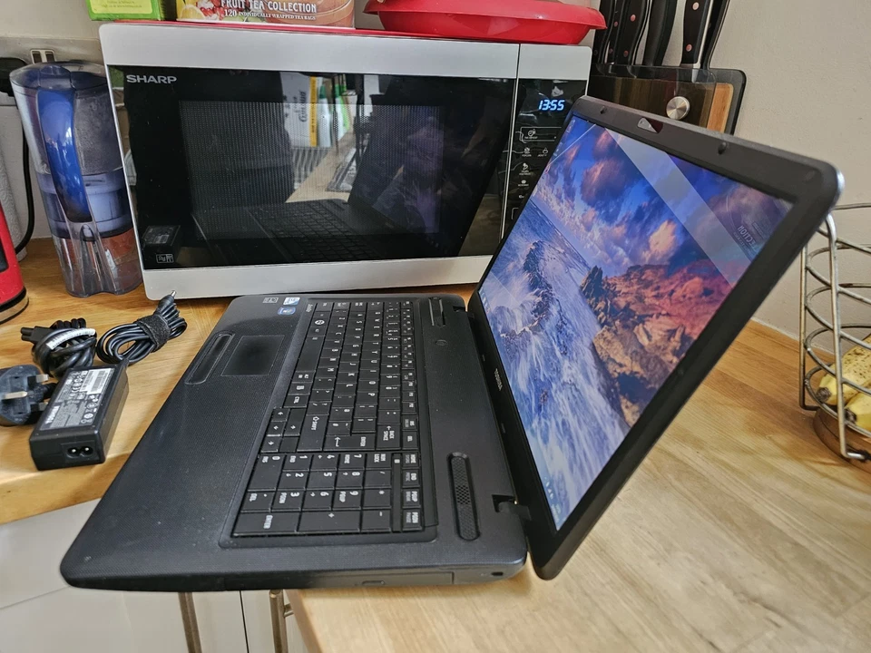 Toshiba Satellite C670 Intel B960 240GB SSD 8GB Win 7 17.1" Webcam HDMI Laptop - Image 4 of 4