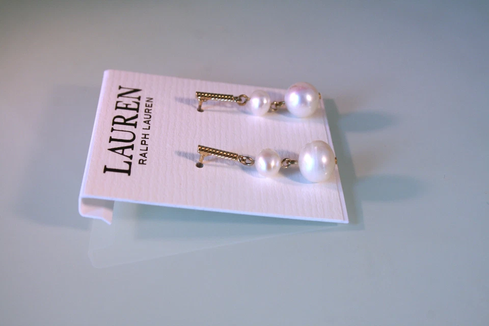 Pendientes colgantes dobles Ralph Lauren tono dorado barra retorcida y perlas genuinas 1 3/8" Foto 2 de 2