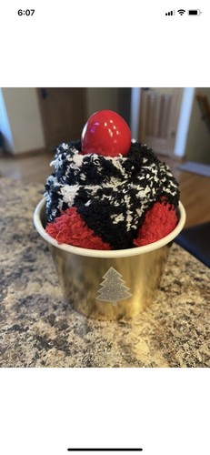 CLEARANCE: Christmas Holiday fuzzy socks - Set of 6 -shaped like cupcake - 第 5/23 張圖片
