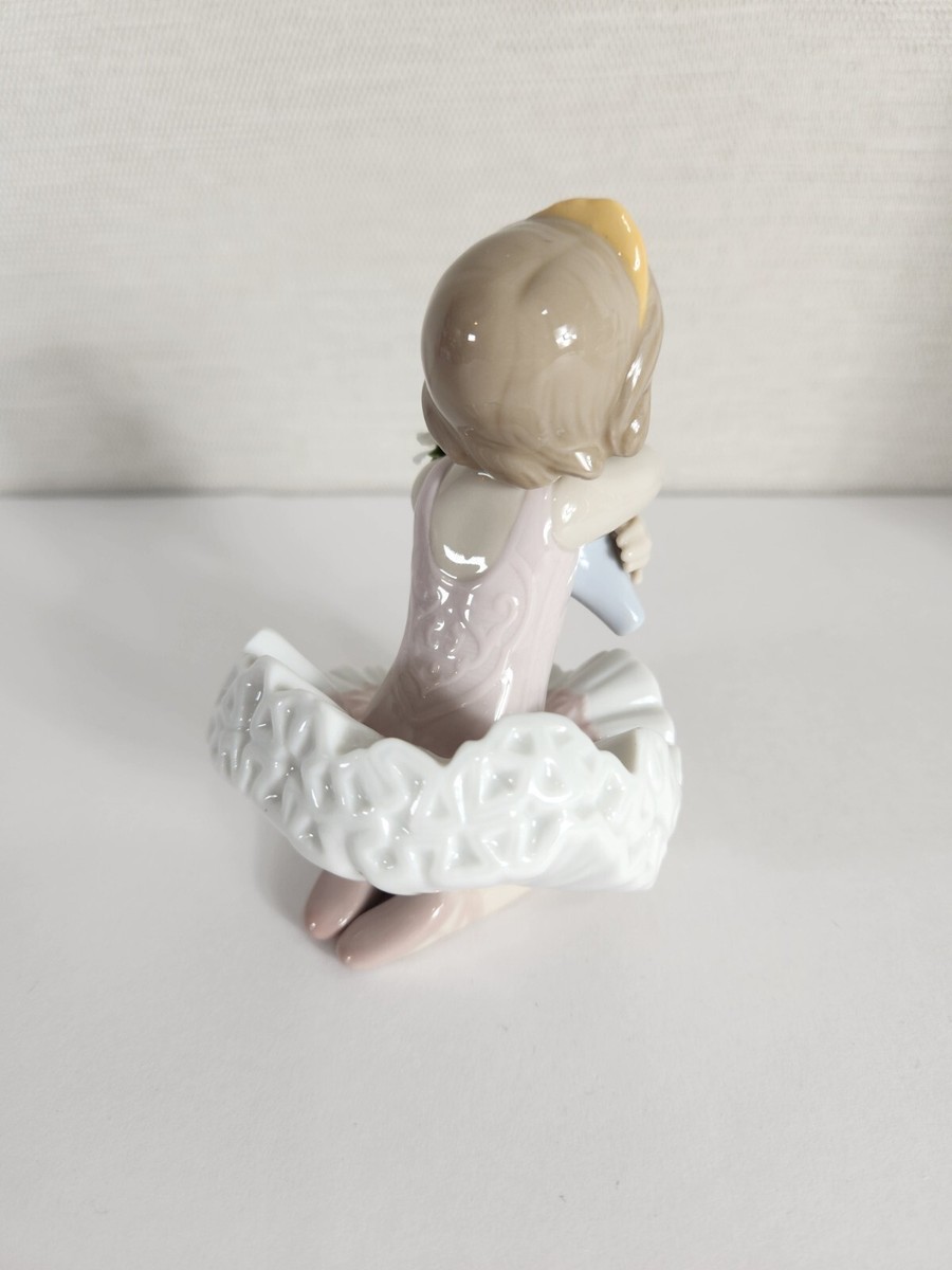 Lladro My Debut Sitting Ballerina Bouquet Flowers Figurine