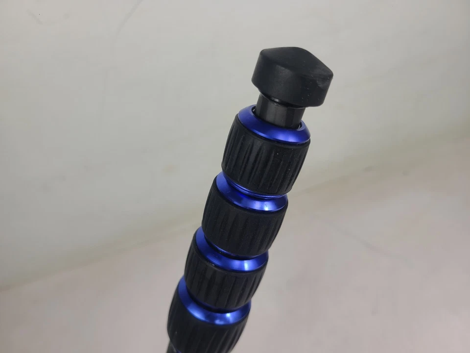 Neewer Carbon Fiber Model T333C Monopod with Case - Image 4 of 4