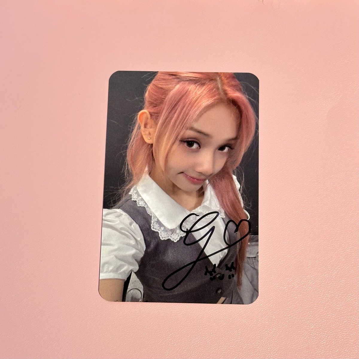UNIS GEHLEE Signed Autograph Broadcast Photocard Superwoman