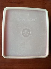 VINTAGE Tupperware Sandwich Holder (670-3/671-39)