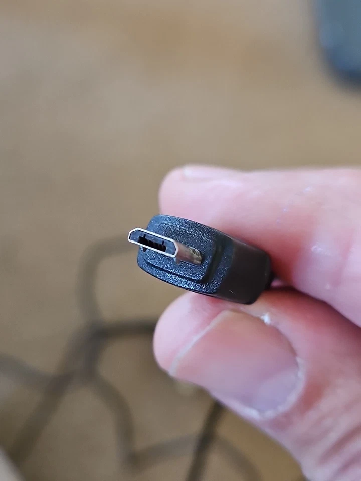 Cargador de teléfono móvil Rocketfish modelo RF-MCB90. Salida 5v 0.6 A Foto 4 de 4