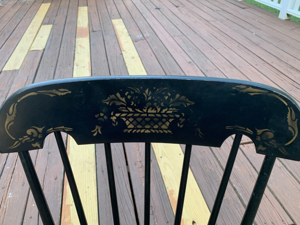 Mecedora vintage de laca negra con detalles dorados marca Tell City talla infantil Foto 3 de 4