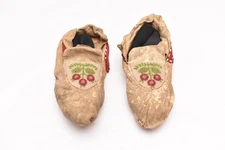 Antique CREE INDIAN FLORAL BEADED MOCCASINS NATIVE AMERICAN 8"