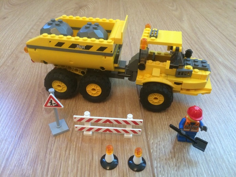 LEGO City Construction 7631 Dump Truck + Minifigure and Boulders