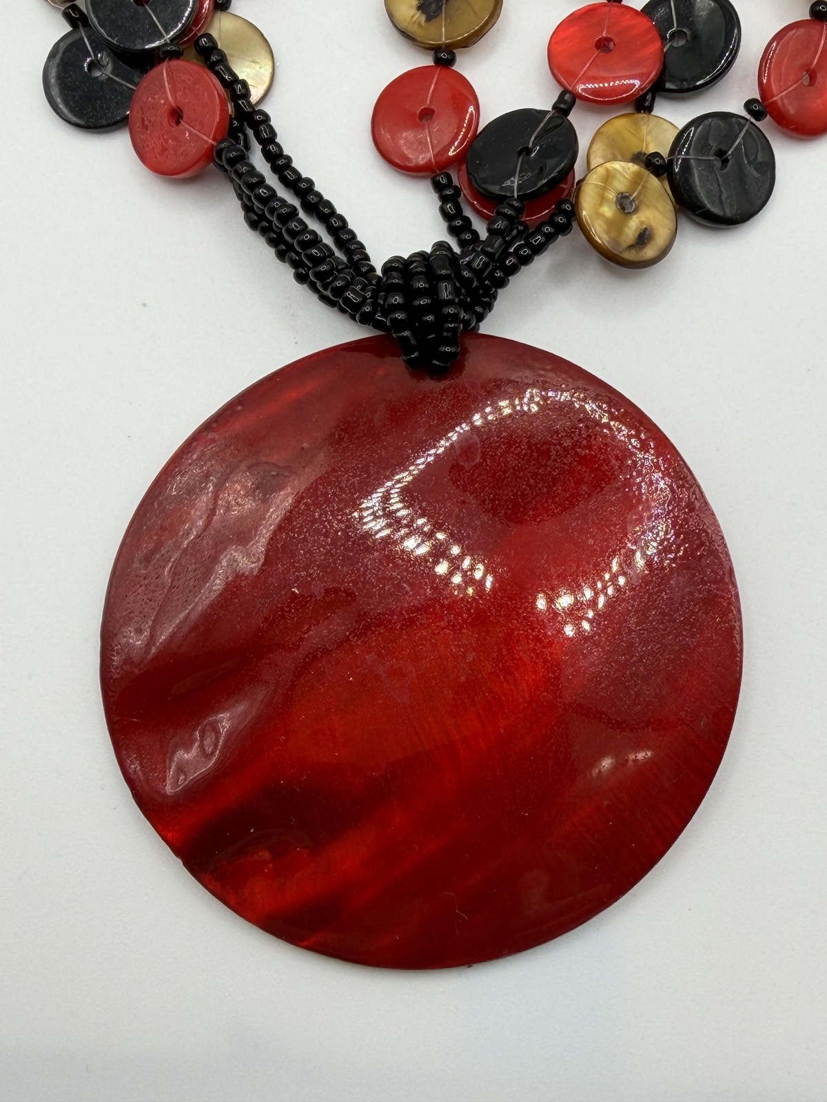 MULTICOLOR SHELL STATEMENT NECKLACE RED ROUND PEN… - image 2