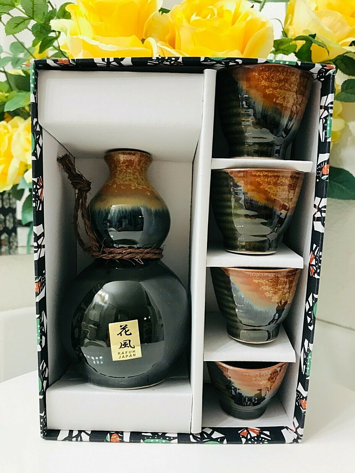 Kafuh Japanese Cuisine Sushi SAKE Wine Set 1 Gourd Bottle And 4 Cups in