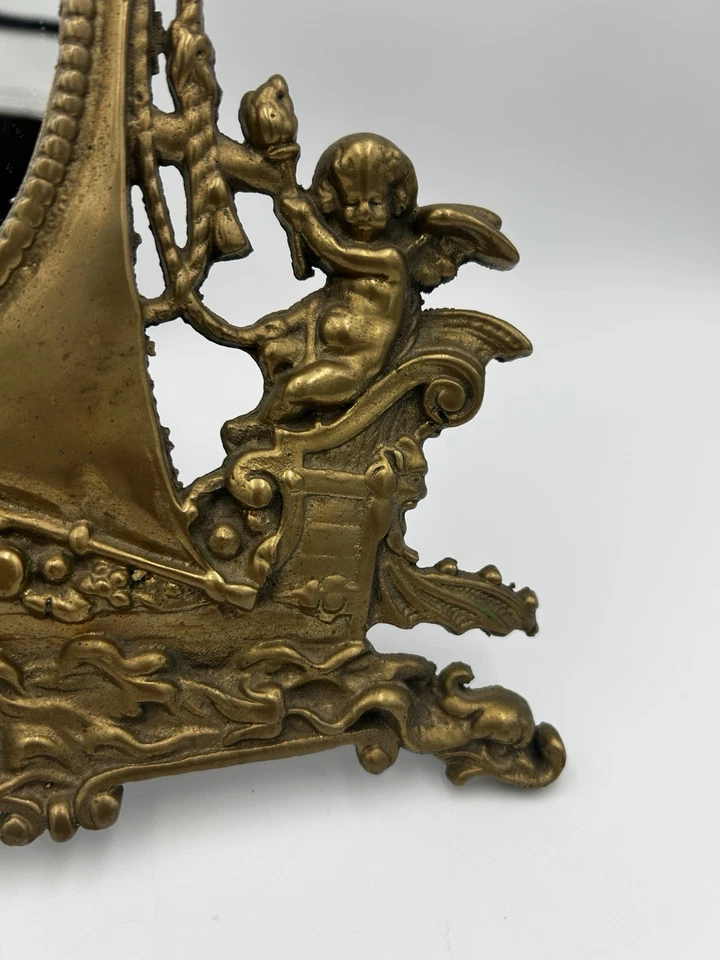 Antiguo espejo ovalado de latón estilo renacentista francés con barco y querubín Foto 2 de 4