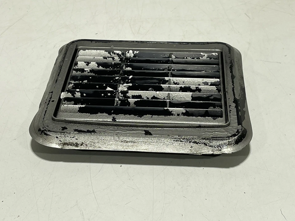 Оригинальная окрашенная вентиляционная решетка задней двери 03–06 Jeep Wrangler TJ 5505599BA CC 27 - Изображение 3 из 4