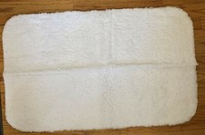 Room Essentials 20 x 32 Solid white tufted Bath Rug Skid-resistant latex backi