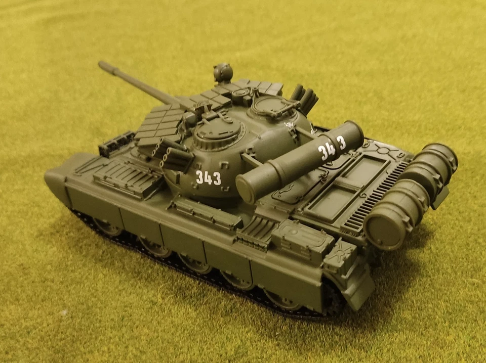 UNIVERSAL HOBBIES SOVIET/ RUSSIAN T 55 TANK 1/50 JAMES BOND GOLDEN EYE. — 第 3/4 张图片