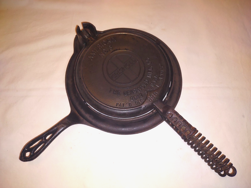 NICE Vtg 1908 GRISWOLD AMERICAN #8 Cast Iron Waffle Maker 885/886 /975 Low Base