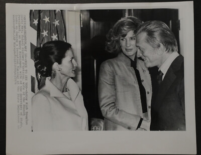 Kirk Douglas meets Valery Giscard d'Estaing Press Photograph 8x10, b/w 1976