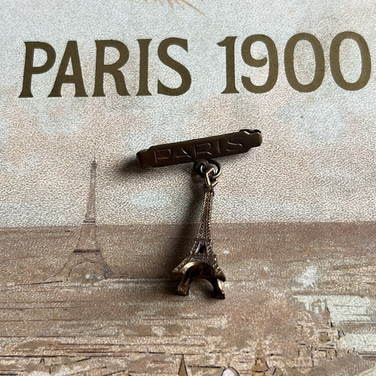 Broche Ancienne En Métal Argenté - Motif Tour Eiffel Paris - Grand Tour - Bon État D'Usage