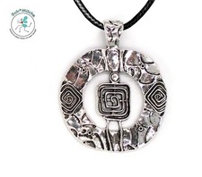 Halskette Anhänger kunstvoll abstrakt Retro Amulett Glücksbringer Geschenkidee