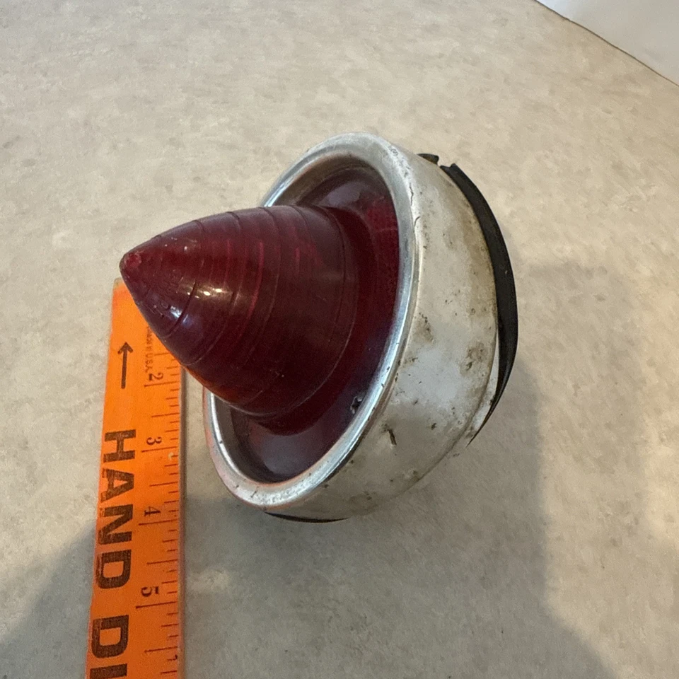 1949-50 Pontiac Streamliner RH Taillight OEM  - Imagem 2 de 4