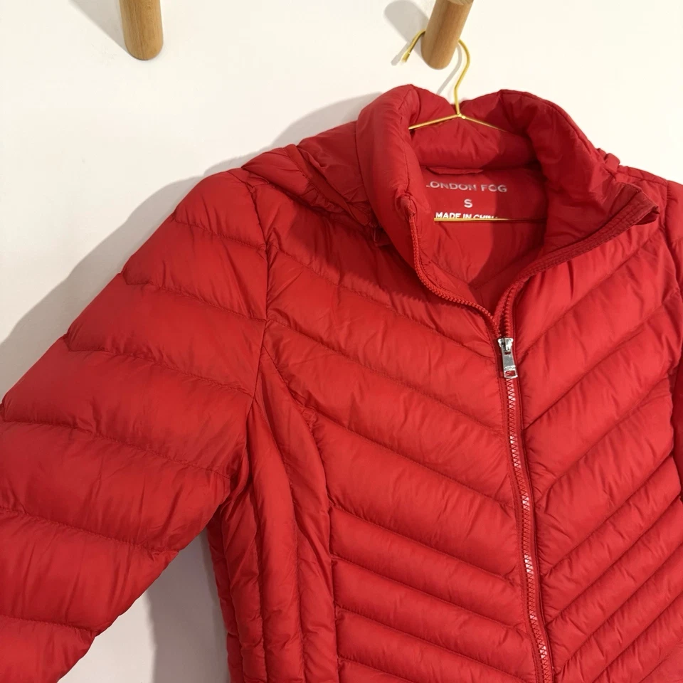 Chaqueta acolchada con capucha London Fog Red ligera empaquetable llena de plumón cremallera completa S Foto 3 de 4