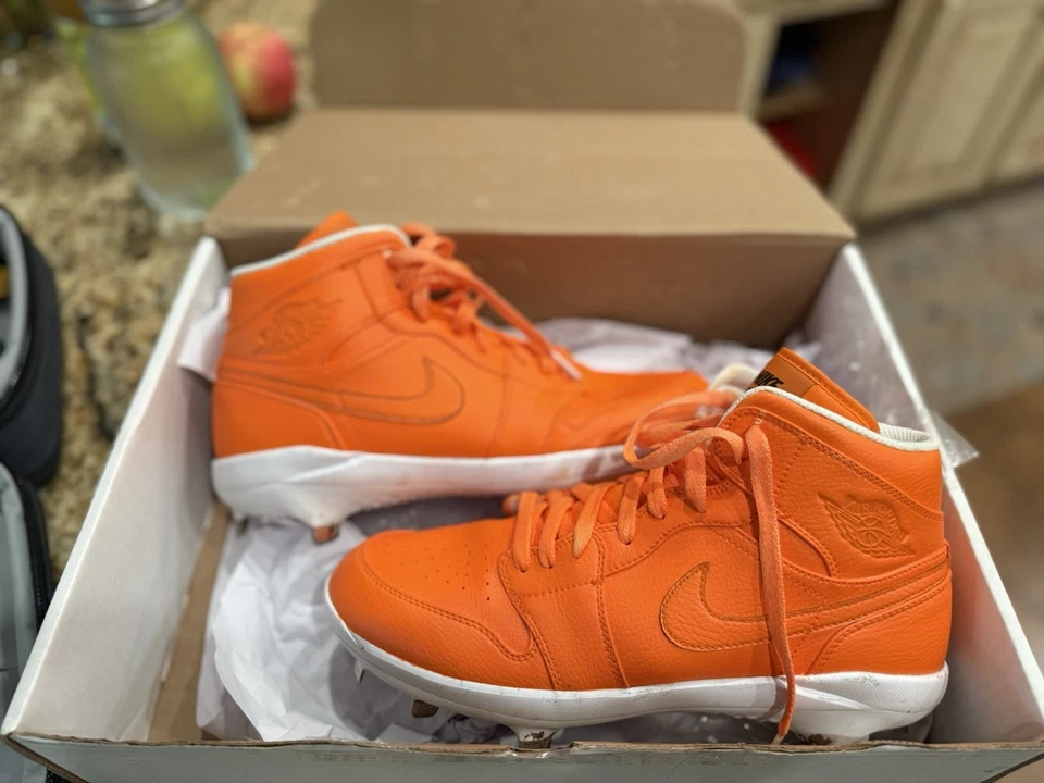 Stadium Custom Kicks Men’s Nike 10 Metal Cleats - Image 2 of 4