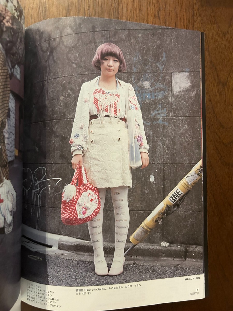 FRUiTS Magazine No.149 December 2009 Street Fashion Snap FRUiTS Magazine No.149 December 2009 Street Fashion Snap