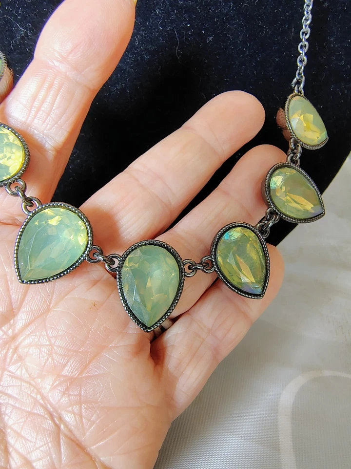 Encantador collar babero Charlie verde lágrima vidrio facetado Gunmetal declaración Foto 3 de 4