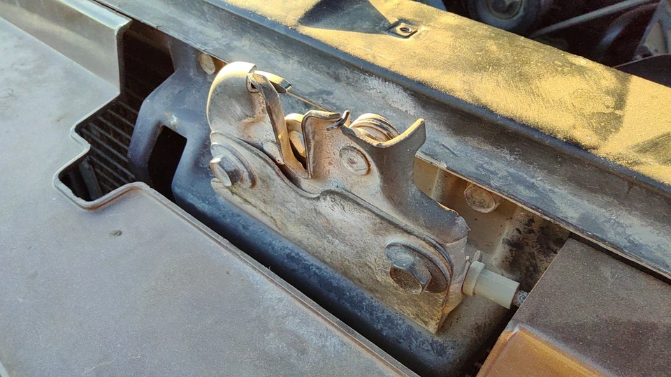 Оригинальная защелка капота в сборе с кронштейном для Chevy Suburban 1992-1994 годов выпуска 15029224 - Изображение 3 из 4